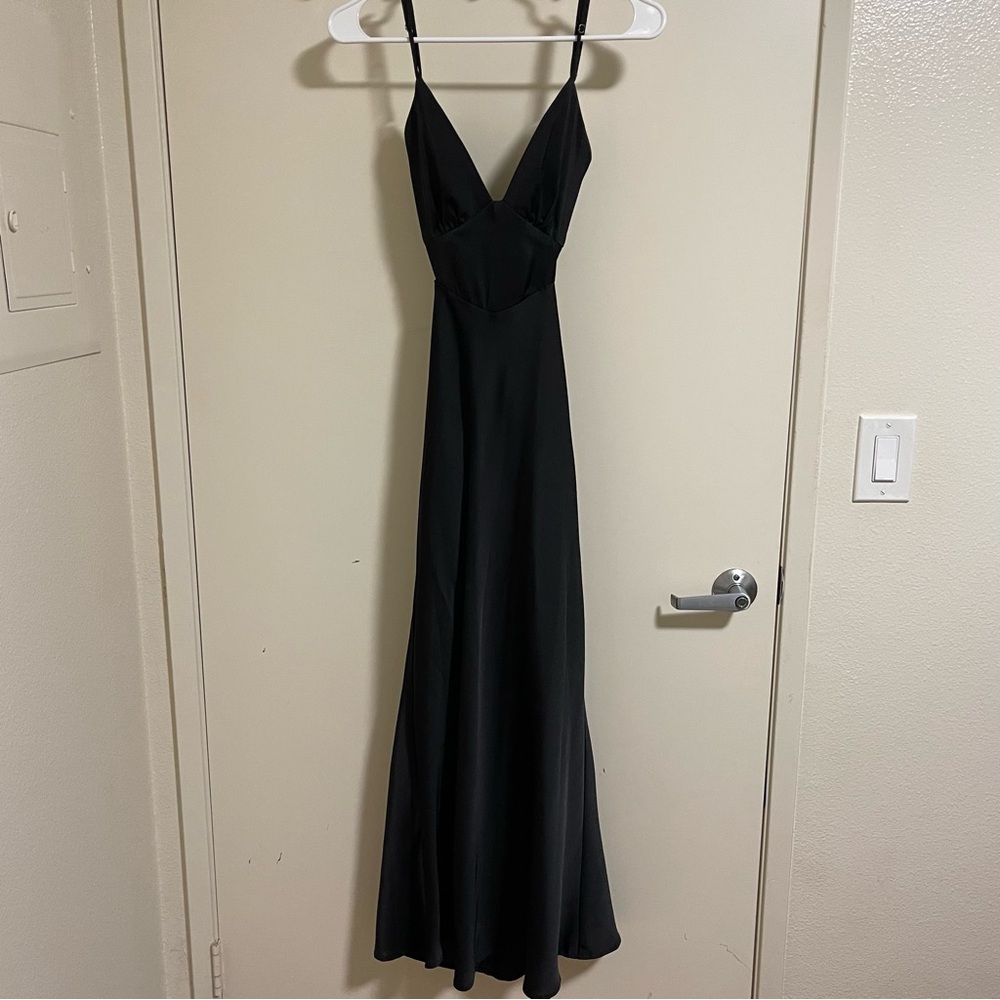 2Bella Women’s Black Sleeveless V-Neck Satin Midi Dress (Size M)